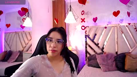 amara_davis1 online show from April 28, 2:38 am