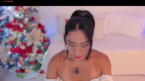 Snapshot of amaraht_ chatting on December 4, 5:06 am Amara online show from December 4, 5:06 am