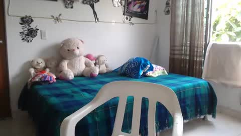 Snapshot of amaris_c chatting on October 2, 2:35 pm amaris_c online show from October 2, 2:35 pm