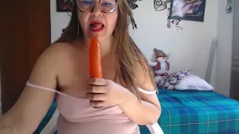 Snapshot of amaris_c chatting on December 14, 2:11 pm amaris_c online show from December 14, 2:11 pm