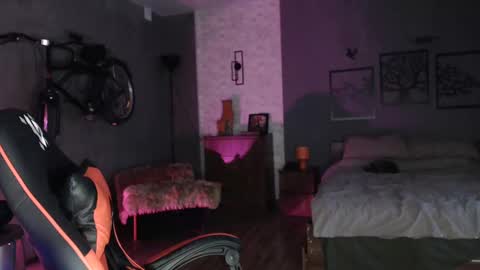 Snapshot of amayamalina chatting on December 7, 6:32 am Malina online show from December 7, 6:32 am