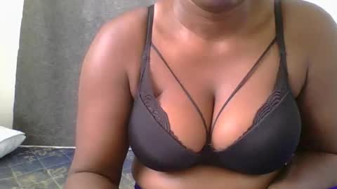 Snapshot of ambar_jasiri chatting on October 3, 11:29 am Mia online show from October 3, 11:29 am