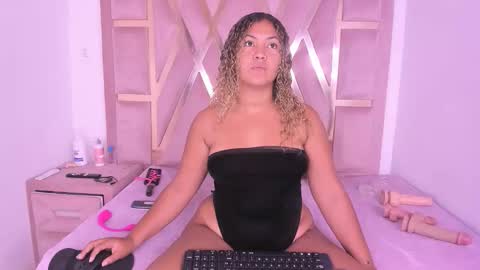 Snapshot of ambarglowasm chatting on June 4, 10:27 pm Ambar online show from June 4, 10:27 pm