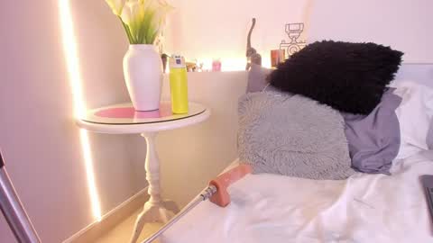 Snapshot of ambercroft_ chatting on December 17, 3:17 am Amber online show from December 17, 3:17 am