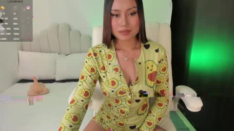 Snapshot of amberlewis_ chatting on June 5, 10:59 pm Amber online show from June 5, 10:59 pm