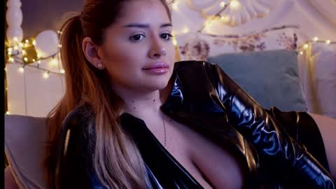 Amberseyes online show from December 28, 12:45 pm