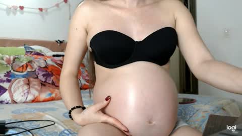 Snapshot of amelia_bella chatting on June 22, 2:35 am amelia online show from June 22, 2:35 am