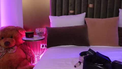 Snapshot of ameliaangell chatting on November 18, 5:56 am Amelia online show from November 18, 5:56 am