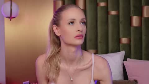 Snapshot of ameliaangell chatting on December 4, 6:34 am Amelia online show from December 4, 6:34 am