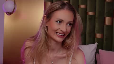 Snapshot of ameliaangell chatting on February 3, 6:22 am Amelia online show from February 3, 6:22 am