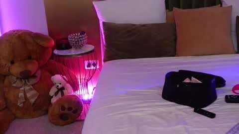 Snapshot of ameliaangell chatting on February 17, 7:38 am Amelia online show from February 17, 7:38 am