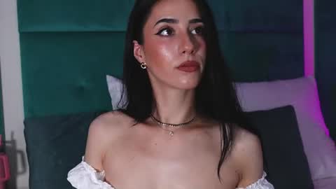 Snapshot of ameliajuney chatting on June 10, 9:25 pm AmeliaJune online show from June 10, 9:25 pm