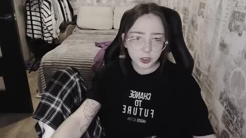 Snapshot of ameliakamishiro chatting on December 15, 11:12 am Amelia online show from December 15, 11:12 am