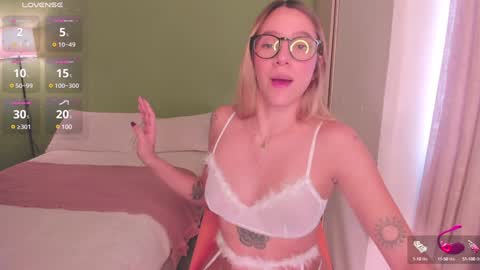 Snapshot of ameliegraham chatting on January 24, 8:22 pm Amelie Graham online show from January 24, 8:22 pm