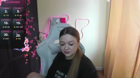 Snapshot of ameliepeach chatting on April 6, 4:57 am Amelie online show from April 6, 4:57 am