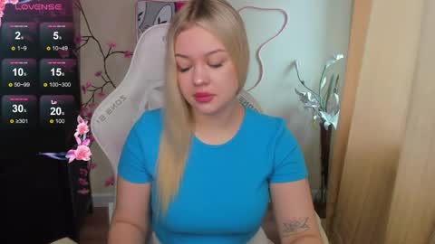 Snapshot of ameliepeach chatting on May 31, 2:09 am Amelie online show from May 31, 2:09 am