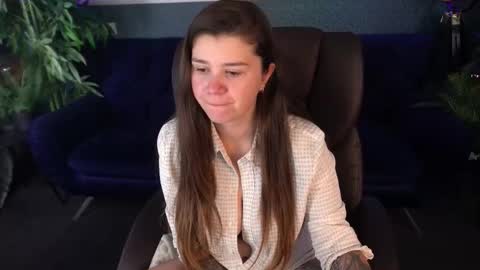 amellymillyy online show from October 12, 9:52 am