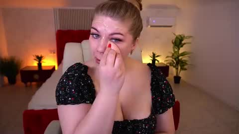 Snapshot of amellywhite chatting on June 23, 12:36 pm Alina online show from June 23, 12:36 pm