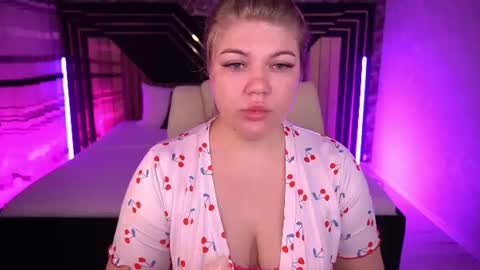Snapshot of amellywhite chatting on June 25, 1:48 pm Alina online show from June 25, 1:48 pm