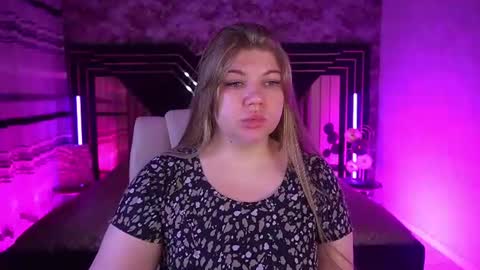 Snapshot of amellywhite chatting on July 13, 1:14 pm Alina online show from July 13, 1:14 pm