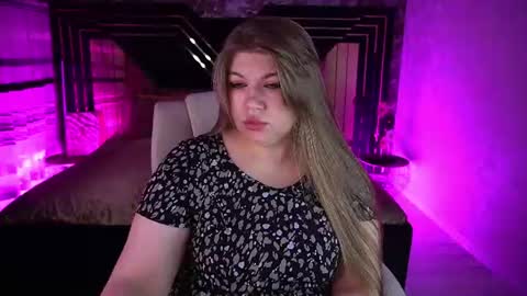 Snapshot of amellywhite chatting on August 5, 12:30 pm Alina online show from August 5, 12:30 pm