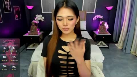 Snapshot of amethyst_claire chatting on June 6, 11:48 am Claire online show from June 6, 11:48 am