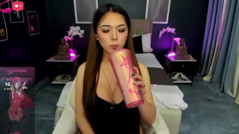 Snapshot of amethyst_claire chatting on June 25, 7:13 am Claire online show from June 25, 7:13 am