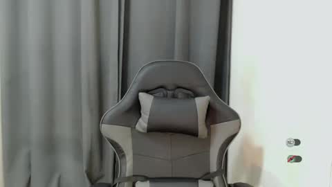 Snapshot of ami_lewis chatting on January 8, 4:44 am JOANNA online show from January 8, 4:44 am