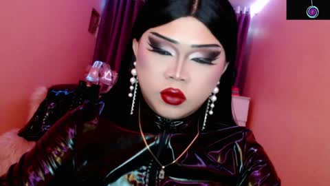 Snapshot of amiadoll chatting on June 1, 12:51 pm Queen Mireska online show from June 1, 12:51 pm