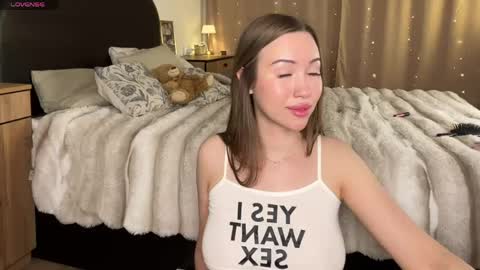 Snapshot of amilymi_ chatting on May 2, 11:32 pm Amelia online show from May 2, 11:32 pm