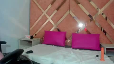 Snapshot of amira_xx2 chatting on July 5, 7:32 pm amira xx2 online show from July 5, 7:32 pm