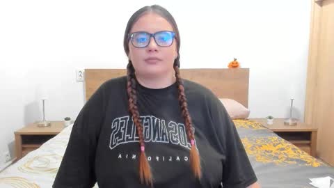 Snapshot of amiravyxen chatting on November 1, 8:00 pm Amira Vyxen online show from November 1, 8:00 pm