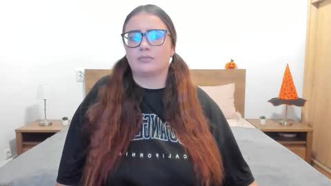 Snapshot of amiravyxen chatting on November 2, 8:44 pm Amira Vyxen online show from November 2, 8:44 pm