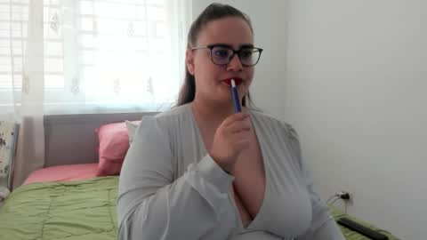 Snapshot of amiravyxen chatting on May 5, 7:05 am Amira Vyxen online show from May 5, 7:05 am