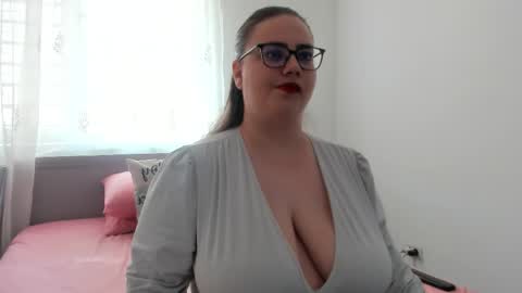 Snapshot of amiravyxen chatting on May 6, 6:52 am Amira Vyxen online show from May 6, 6:52 am