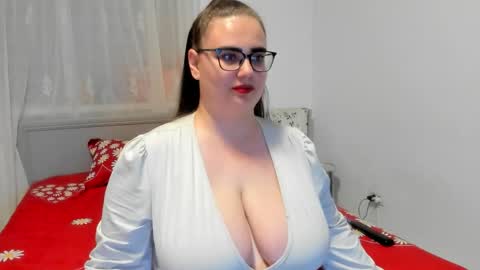 Snapshot of amiravyxen chatting on June 5, 7:52 pm Amira Vyxen online show from June 5, 7:52 pm