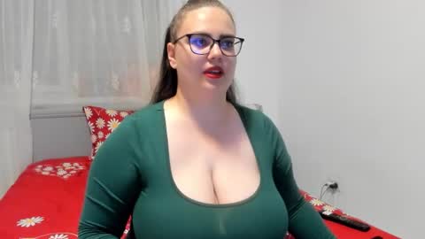 Snapshot of amiravyxen chatting on June 13, 7:23 pm Amira Vyxen online show from June 13, 7:23 pm