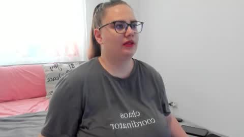 Snapshot of amiravyxen chatting on June 18, 7:30 am Amira Vyxen online show from June 18, 7:30 am