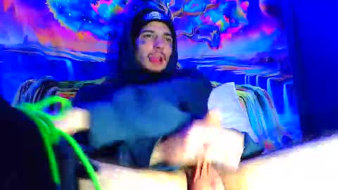 Snapshot of amiri_sweater chatting on December 16, 11:15 am amiri_sweater online show from December 16, 11:15 am