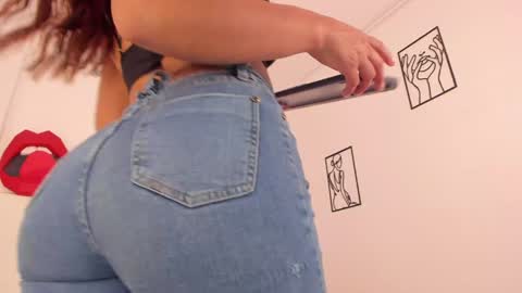 Snapshot of amisi_ari chatting on February 4, 5:01 pm hi guys im ariani ill be off till december 1st for vacation if u want u can add me on snapchat by bio and talk or play there online show from February 4, 5:01 pm