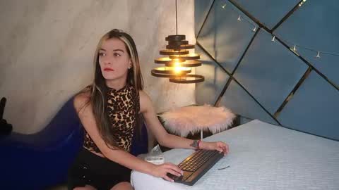 Snapshot of ammy_durand chatting on June 7, 7:17 pm ammy durand online show from June 7, 7:17 pm