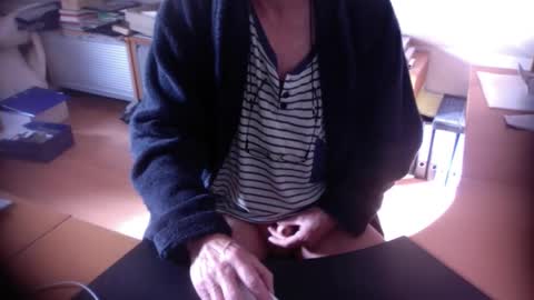 Snapshot of amor2200 chatting on November 2, 10:28 am Amor2200 online show from November 2, 10:28 am