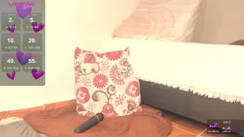Snapshot of amy_isabella chatting on May 19, 1:56 am amy online show from May 19, 1:56 am