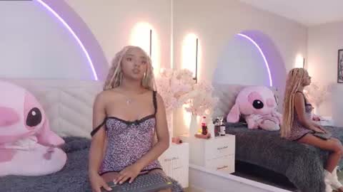 Snapshot of amy_miller2 chatting on June 12, 8:19 pm Amy online show from June 12, 8:19 pm