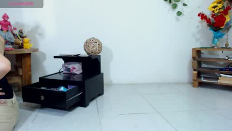 Snapshot of amy_mur chatting on May 13, 6:38 pm amy mur online show from May 13, 6:38 pm