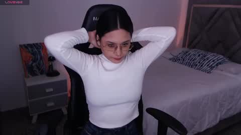 Snapshot of amy_stiward chatting on June 26, 1:59 pm Mia Cristancho online show from June 26, 1:59 pm