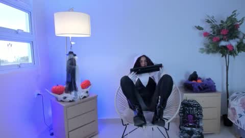 Amely online show from October 31, 2:29 pm