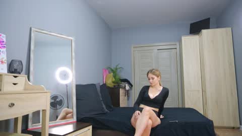 amylanee online show from September 18, 8:05 am