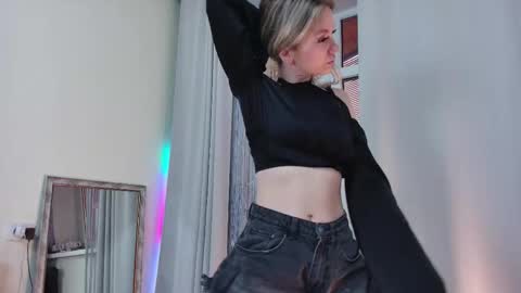 Snapshot of amylanee chatting on January 11, 8:19 am amylanee online show from January 11, 8:19 am