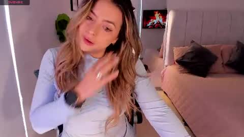 Snapshot of amywoods chatting on June 22, 12:57 pm online show from June 22, 12:57 pm
